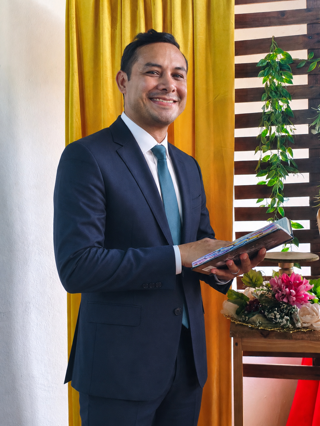 José Gregorio Reyes Benavides durante preparación de un taller